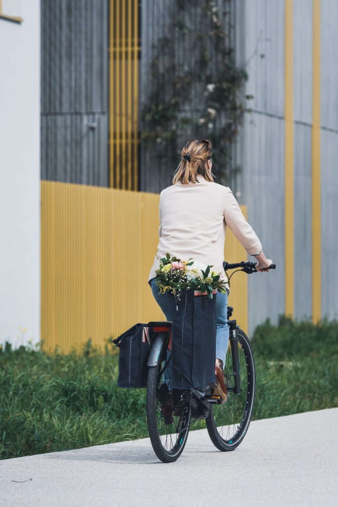 sacoche vélo double citadelle bleu avec cycliste urbaine, une sacoche déployée pour fleurs