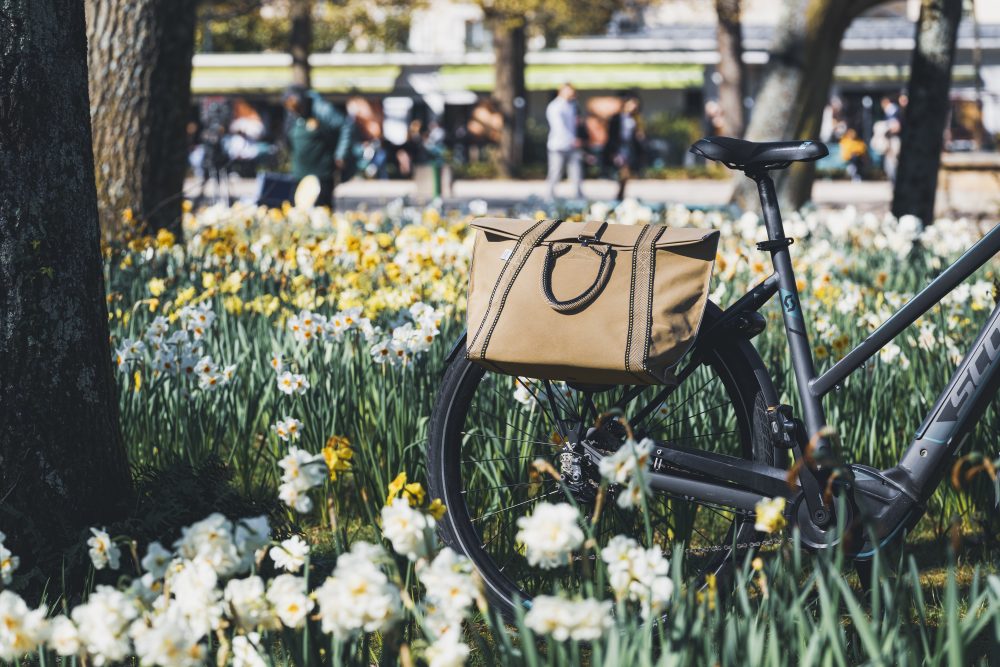 sacoche vélo etincelle beige pour vélo électrique dans un parc