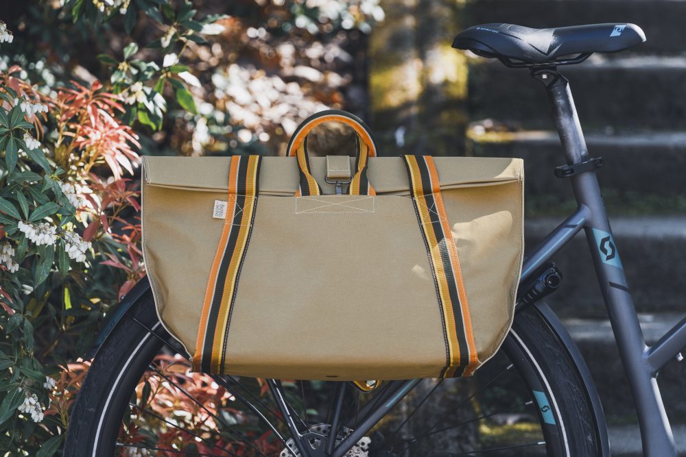 zoom sacoche vélo Etincelle beige et orange élégante sur vélo à l'ombre