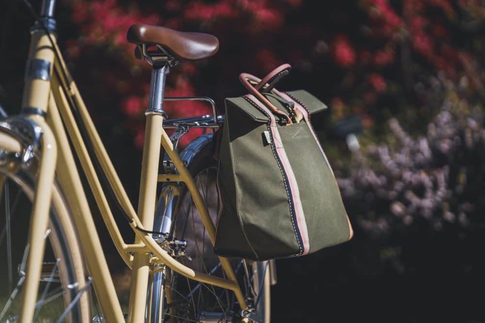 sacoche vélo étincelle kaki et rose attaché au vélo, se transforme en cabas élégant ou sac à main
