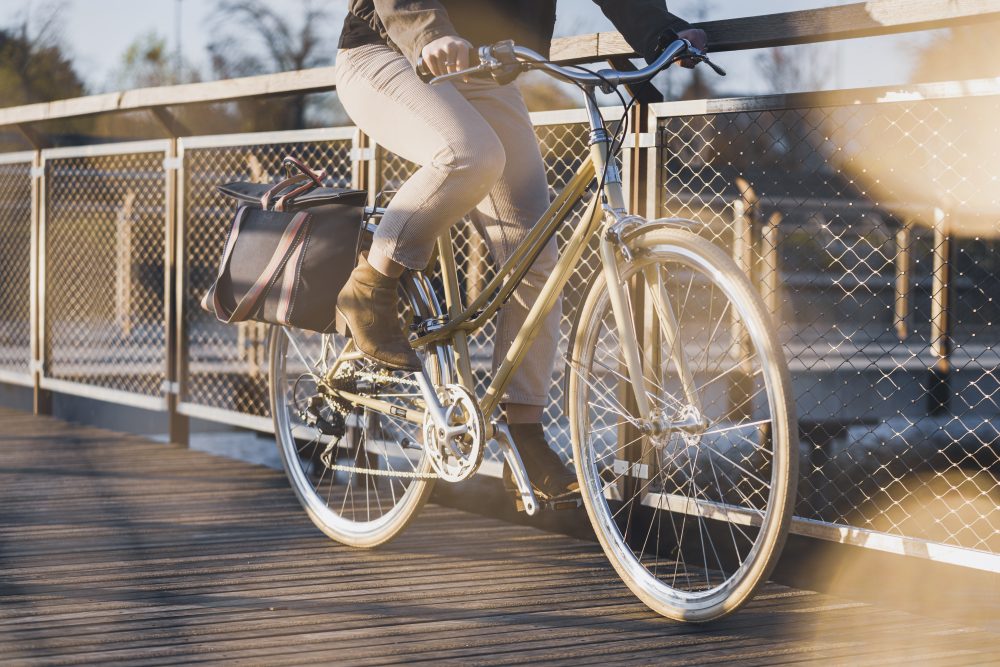 Sacoche vélo étincelle attachée au vélo sur un pont avec cycliste urbaine