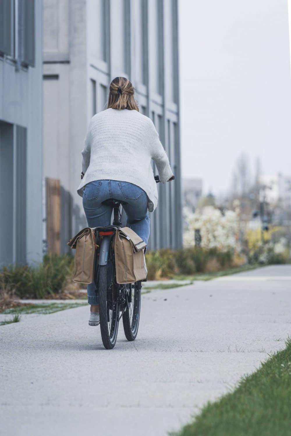sacoche vélo double citadelle beige sur vélo avec cycliste urbaine