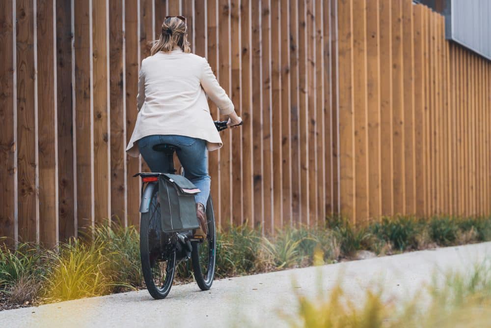 simple sacoche vélo double citadelle kaki et rose sur vélo avec cycliste urbaine